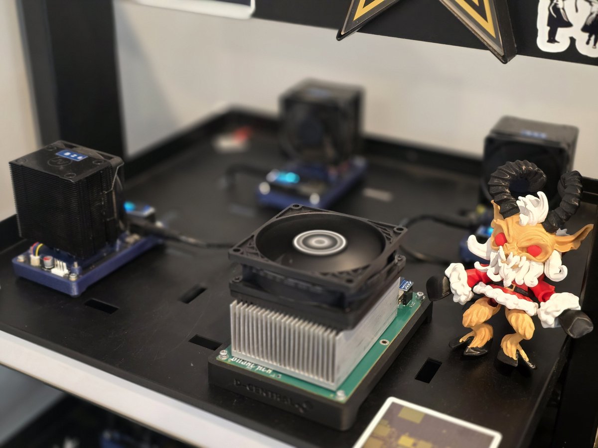 bitjordy's tweet photo. In all its hex glory, the new miner came. #bitaxehex #bitaxe #bitaxesupra Thank you, @DCentralTech https://t.co/cXK2yjBzfn
