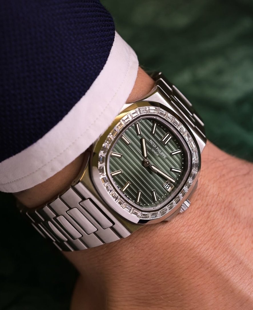 GlobalWatchClub's tweet photo. Patek Philippe Nautilus 5711/1300A with 32 top Wesselton baguette diamonds

Produced for less than a year in 2021, there are estimated to be around 100 pieces in the world. https://t.co/sAoTTbZUuL