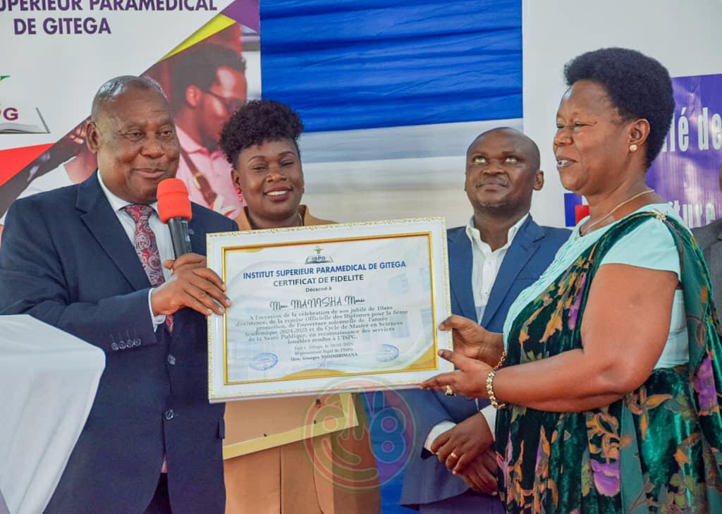 RTNBurundi's tweet photo. @Gitega Des certificats de fidélité ont été remis à ceux qui ont contribué sensiblement à la création et au bon fonctionnement de l' #ISPG en reconnaissance de leurs services. https://t.co/EUFmX2Fpl3