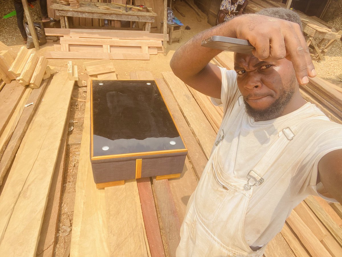 N_N_clovis's tweet photo. I made this beautiful center table 
Thank you for RT 
Happy Sunday fam

#wooddoctor
#237wooddoctor
#IBelieveInClo https://t.co/6m1xRlNVZ6