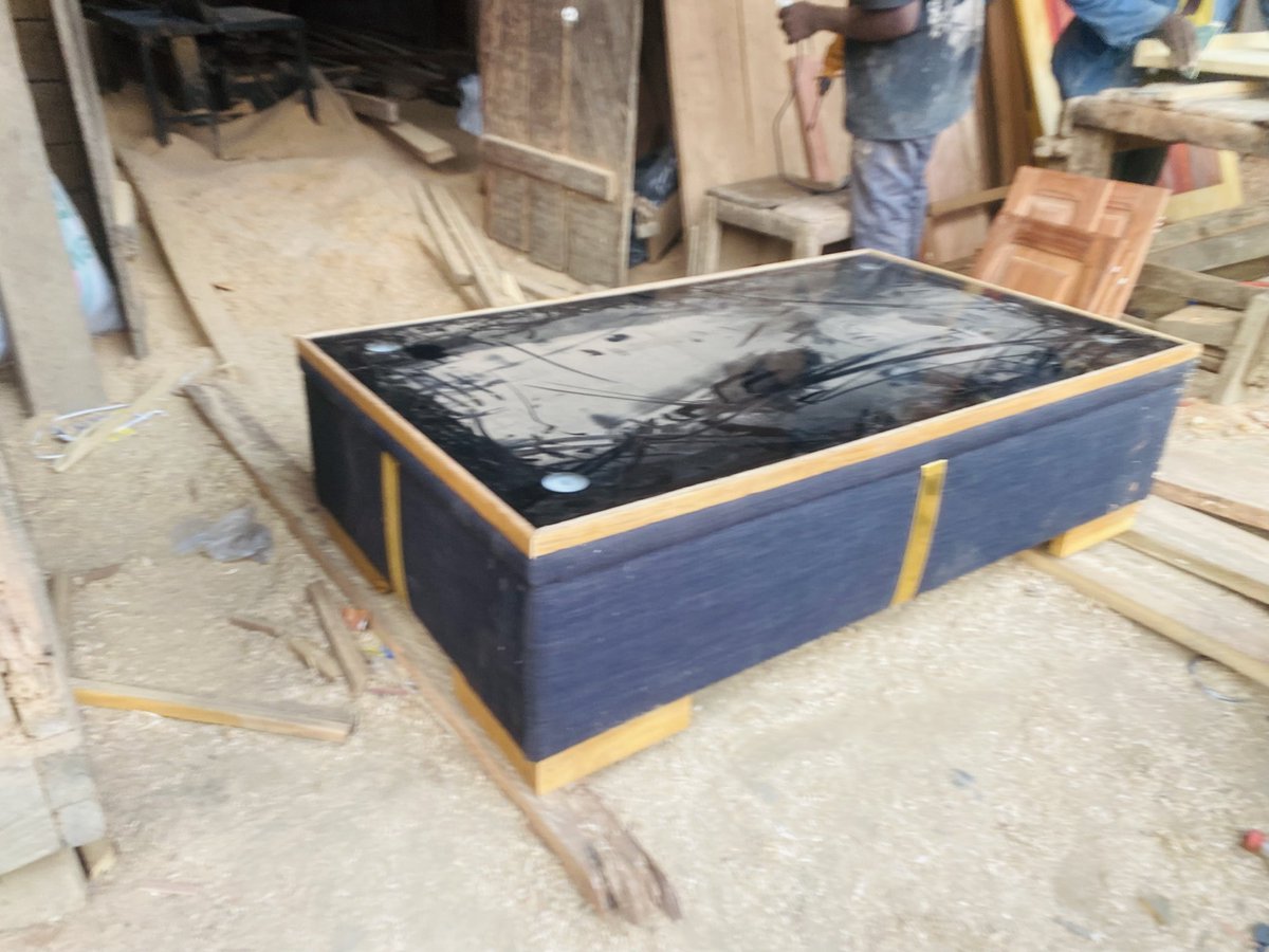 N_N_clovis's tweet photo. I made this beautiful center table 
Thank you for RT 
Happy Sunday fam

#wooddoctor
#237wooddoctor
#IBelieveInClo https://t.co/6m1xRlNVZ6