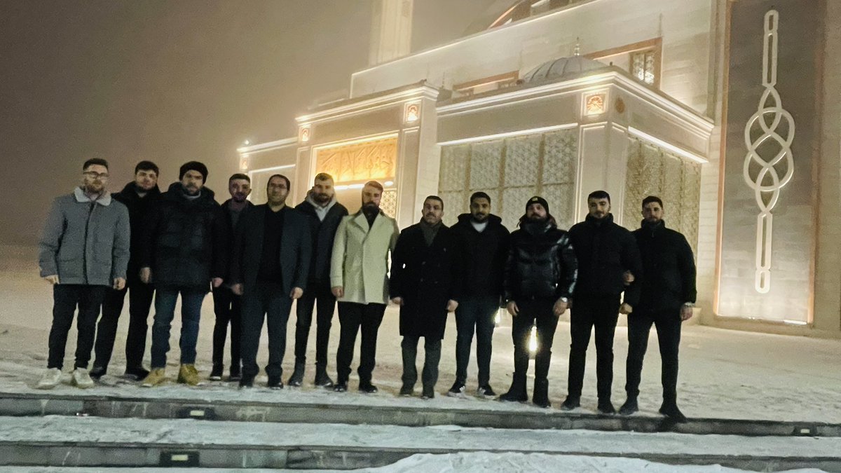 AkGenclikKars's tweet photo. 📍Kars Sultan Alpaslan Külliyesi

Gençlik Kolları Teşkilatımız İle Birlikte Sultan Alpaslan Külliyesin’de Miraç Kandili Sonrası Vatandaşlarımıza İkramlar da Bulunduk. https://t.co/W9uXpiQx02