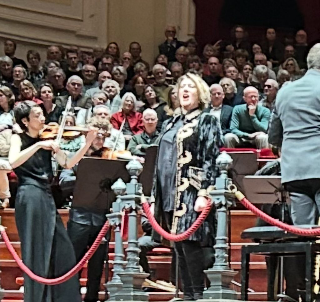 LyneBiewinga's tweet photo. Stunning performance by Dame Sarah Connolly singing opera aria’s by Händel with @ConcertgbOrkest 

🇳🇱❤️🇬🇧 https://t.co/VPToPLF8TO