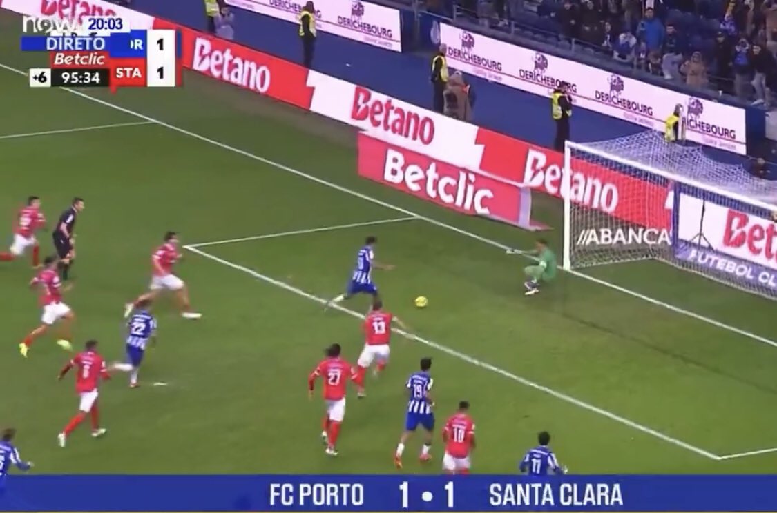 Eu ainda não acredito que não tenha sequer acertado na baliza.

O jogo acabou há prai meia hora e estou ainda em choque.