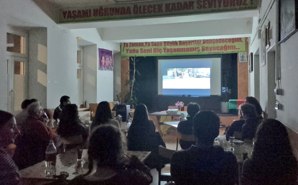 Zusammen mit der kurdischen Jugend haben wir heute Abend  "when the seedlings grow" geschaut.

Der Film folgt zwei Kindern durch #Kobane, einige Jahre nach Befreiung und ist auch online zu sehen!