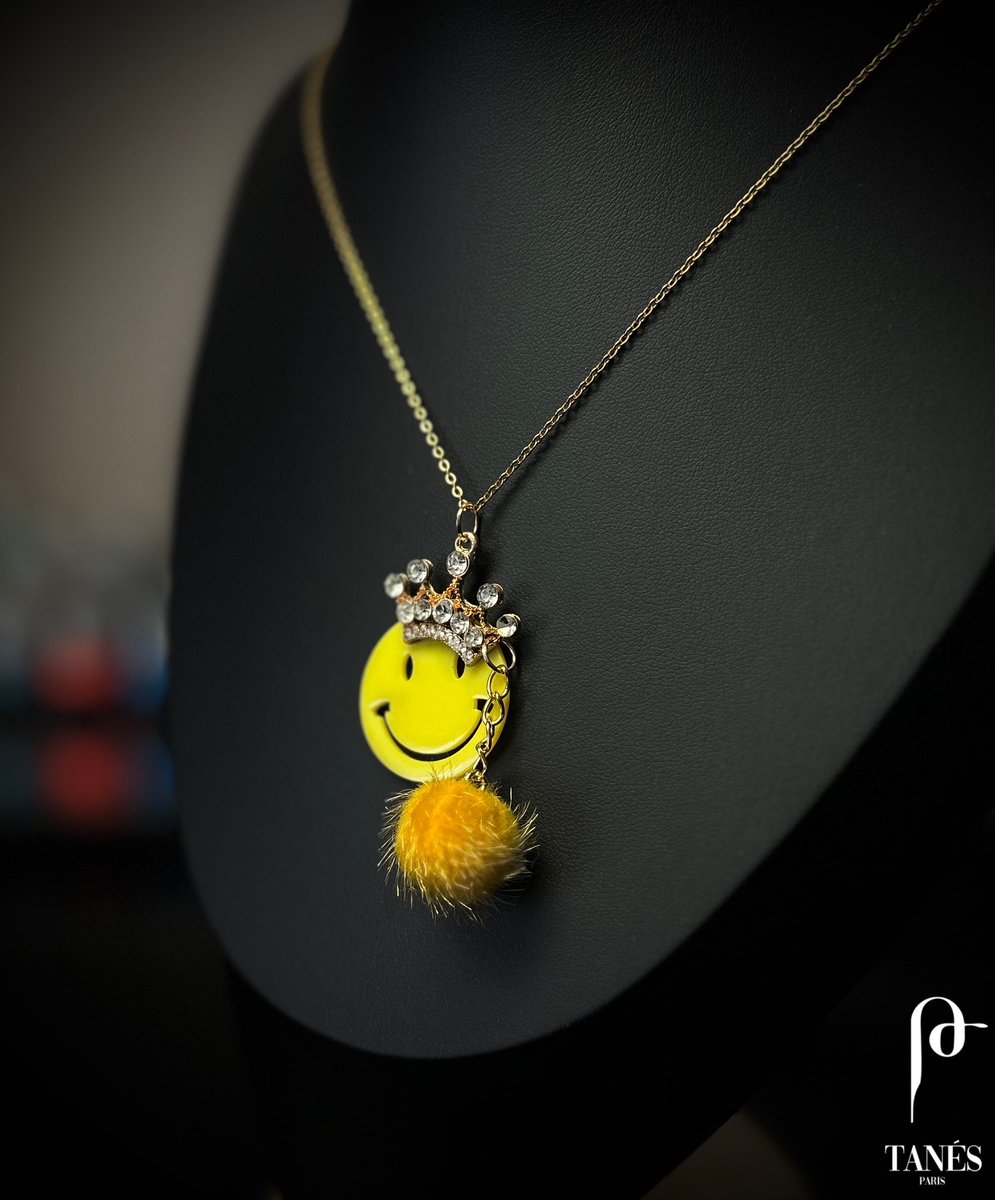 TanesParis's tweet photo. SMILEY QUEEN 🙂👑

« A chaque tour suffit sa reine ! »

Disponible ici : https://t.co/l520tNB0k6

#bijoux #resinart #JewelryAddict #Jewelry #handmade #art https://t.co/qwQtPLzDWI