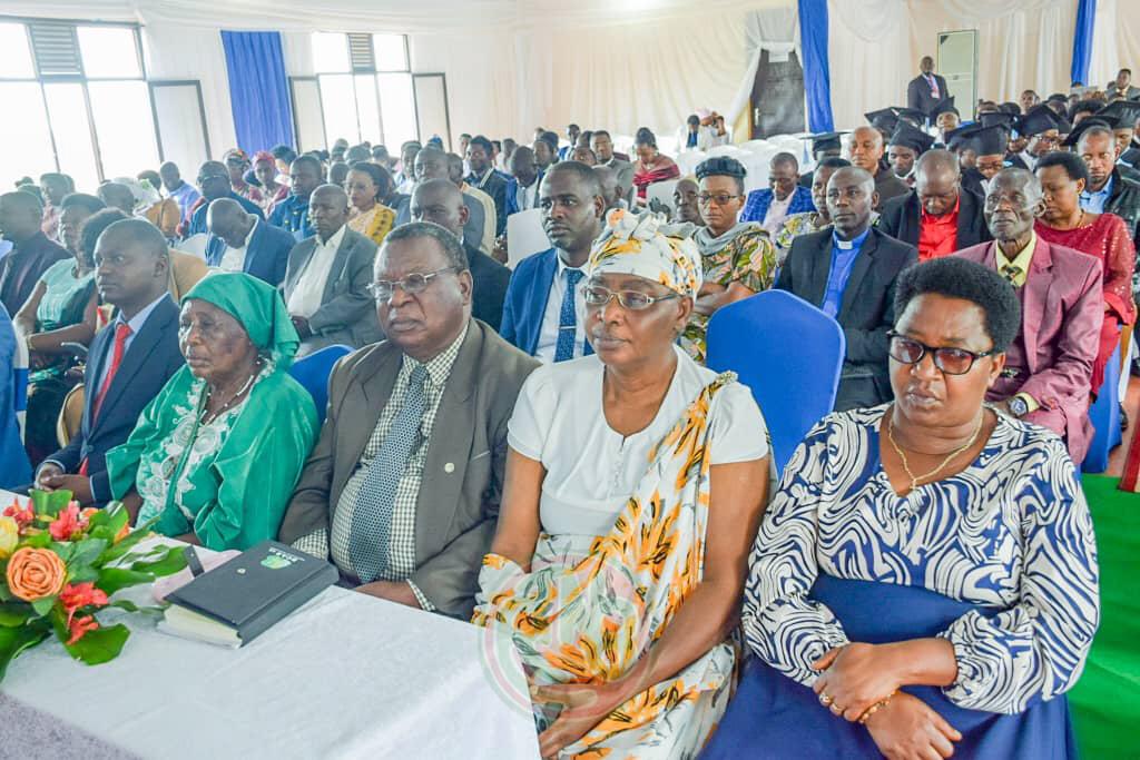 RTNBurundi's tweet photo. @Gitega Dans son discours, le DG de l' #ISPG, Protais Ntihogora, réaffirme l'ambition de l'institut : devenir un pôle d'excellence dans la transmission de savoirs innovants adaptés à un marché en constante évolution. https://t.co/EKeIK6TKTz