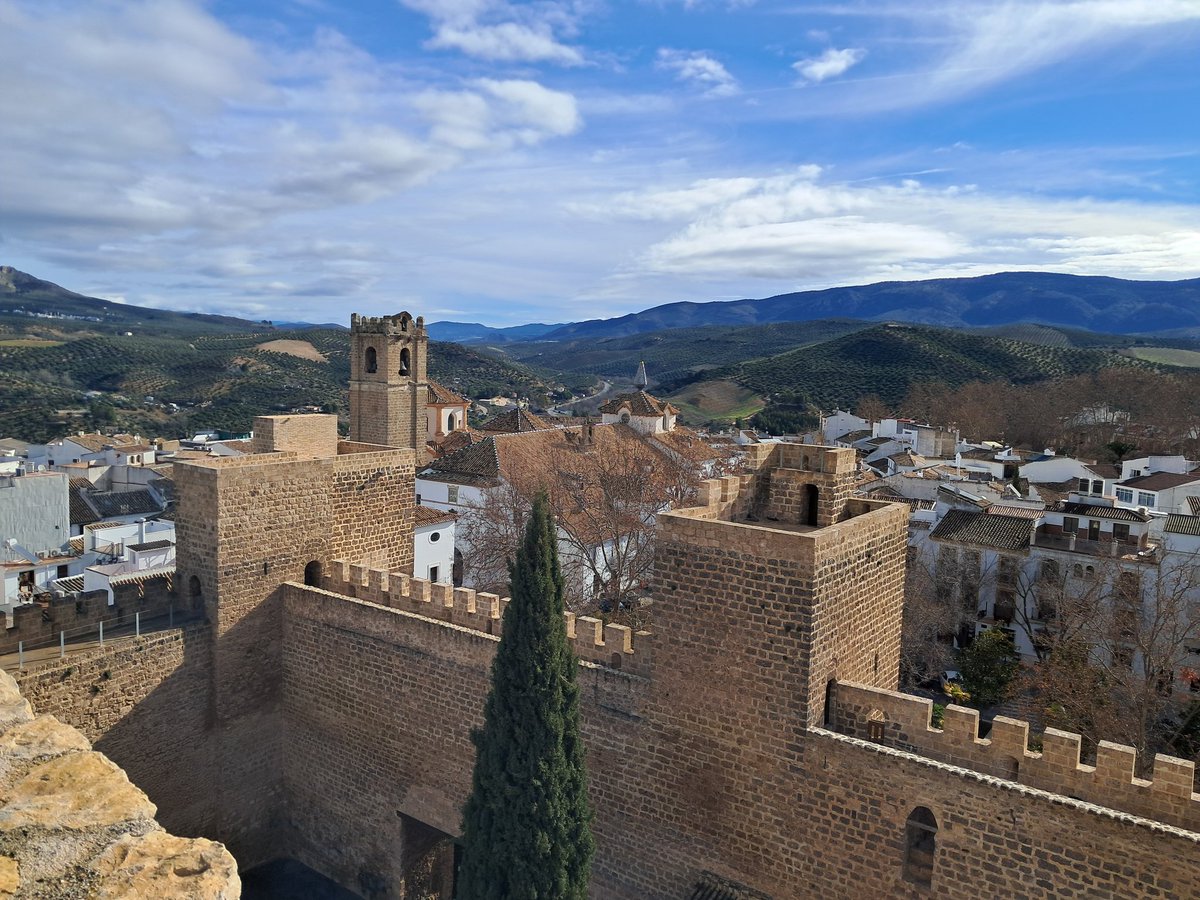 Castillo de #PriegodeCórdoba
Fortaleza de origen 'árabe', reforzada tras la conquista castellana. 
De forma cuadrangular, destaca la torre del homenaje con 30 m. de altura.  
Las vistas desde sus torres son espectaculares.
La entrada sólo 1,5 euros. Imprescindible visita!!