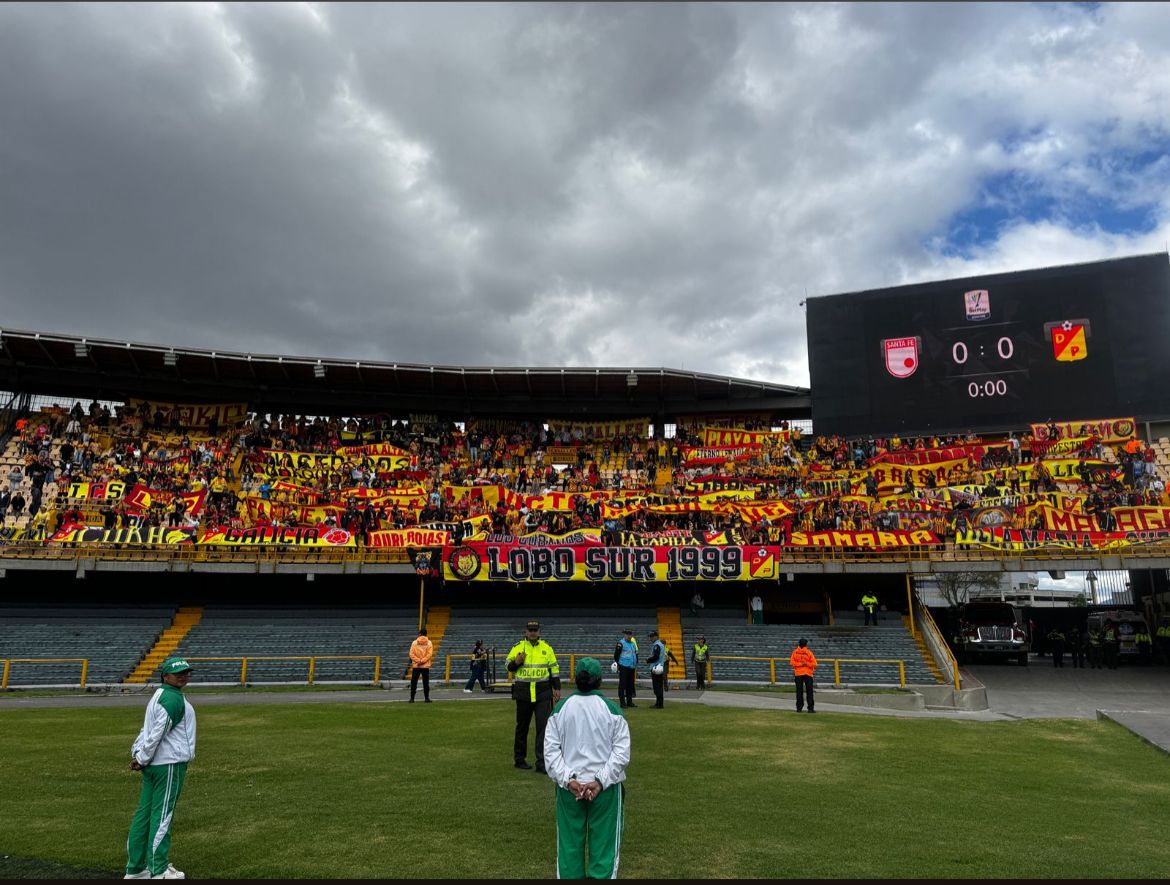 Ellos, siempre ellos en cada estadio, en cada cancha, en cada temporada, acompañando a Deportivo Pereira. Son lo más grande del equipo. Que alguien le diga a los jugadores que el partido ante Santa Fe ya empezó... <a href="/LBDL_Oficial/">LoboSurPereira</a>