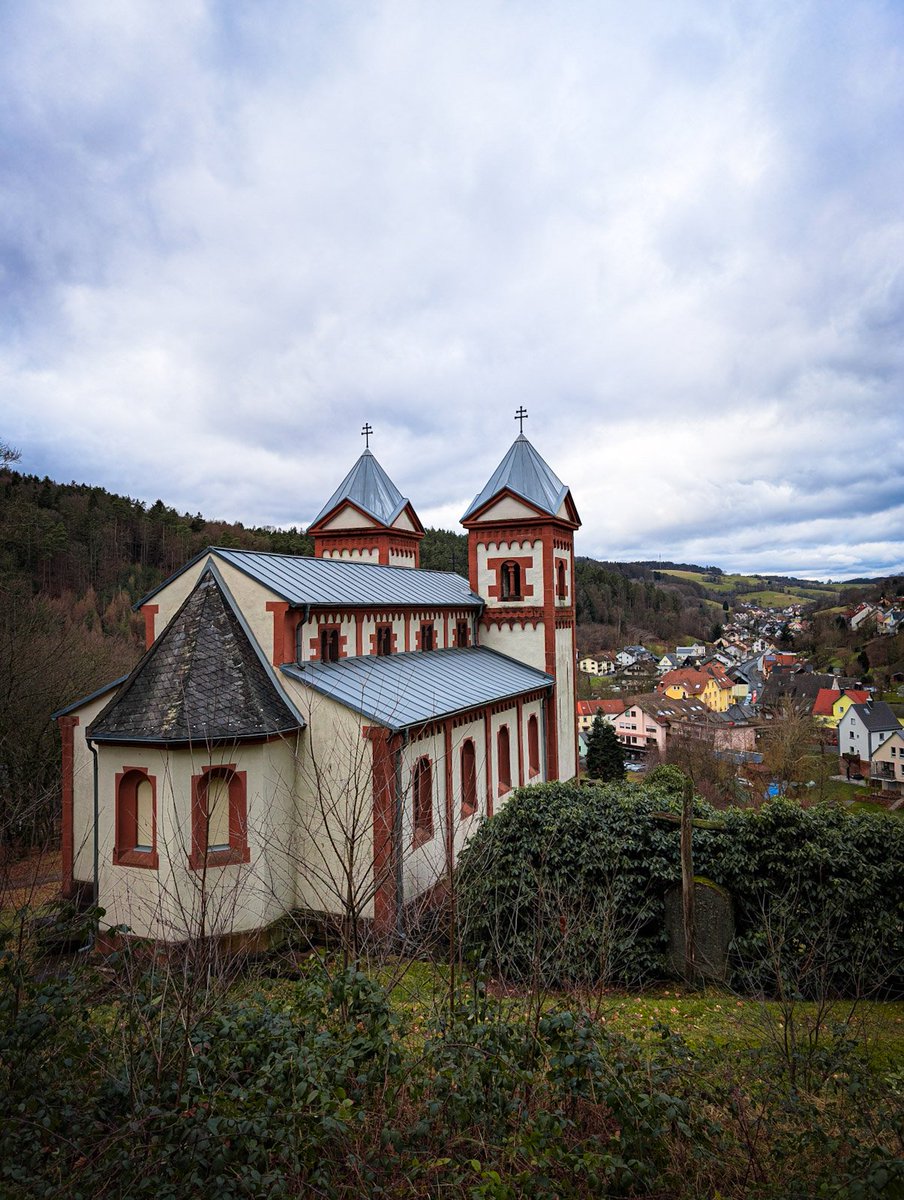 spessartbu's tweet photo. Heute bin ich den RÄUBERpfad  
"Geschichten und Geschichtchen" - Mespelbrunn gewandert 🥾🥾.
Die Runde hat ca. 10 km und ist sehr zu empfehlen!
Die Tour auf Komoot 👇🏼
https://t.co/J9Njt6wSPO
#wanderfulspessart https://t.co/ar3dUDi6jY