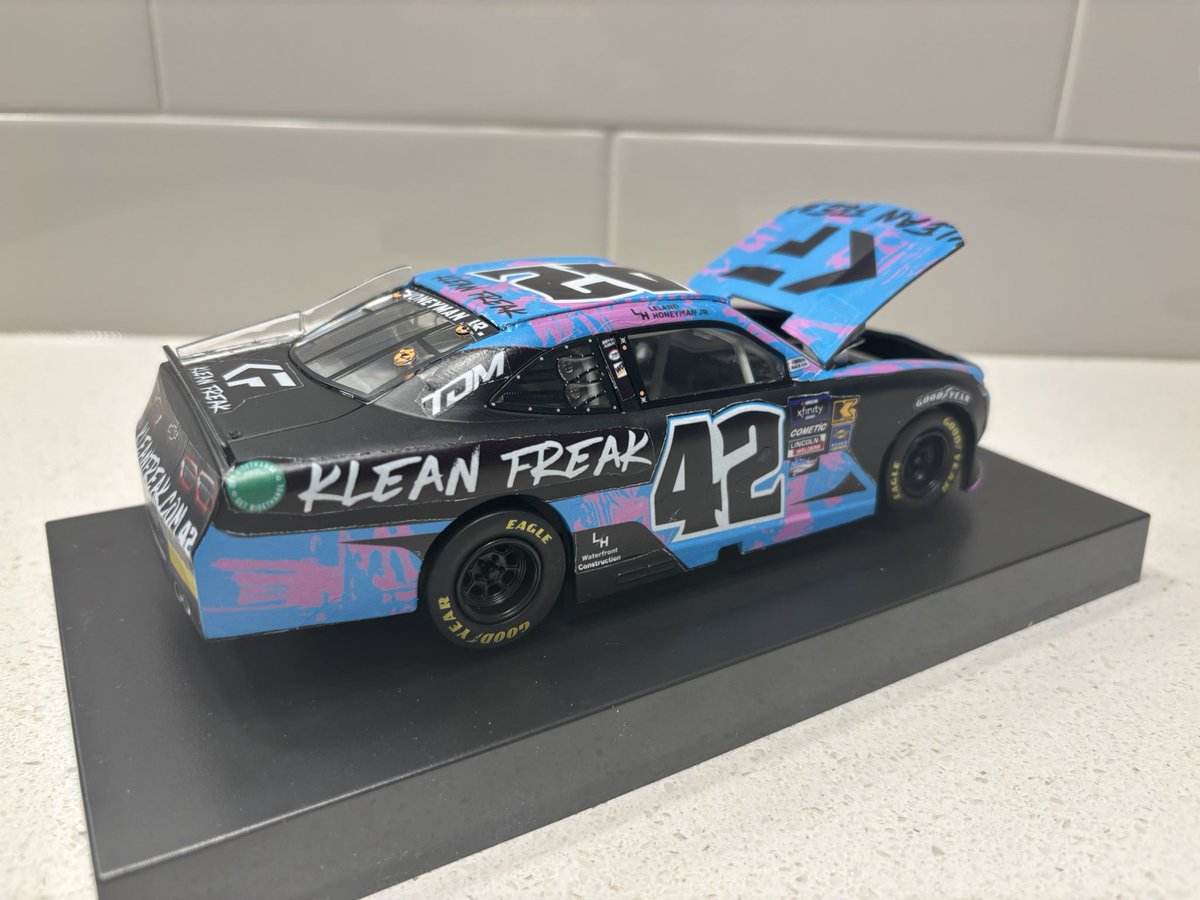 SnowmanCustoms's tweet photo. This was one of my favourite schemes that ran last year, so I had to make it into a diecast! 

@Lelandhoneymnjr @youngsmtrsports https://t.co/mHtNFVMIrM