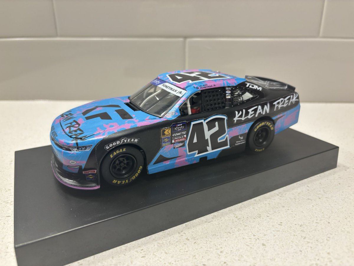 SnowmanCustoms's tweet photo. This was one of my favourite schemes that ran last year, so I had to make it into a diecast! 

@Lelandhoneymnjr @youngsmtrsports https://t.co/mHtNFVMIrM