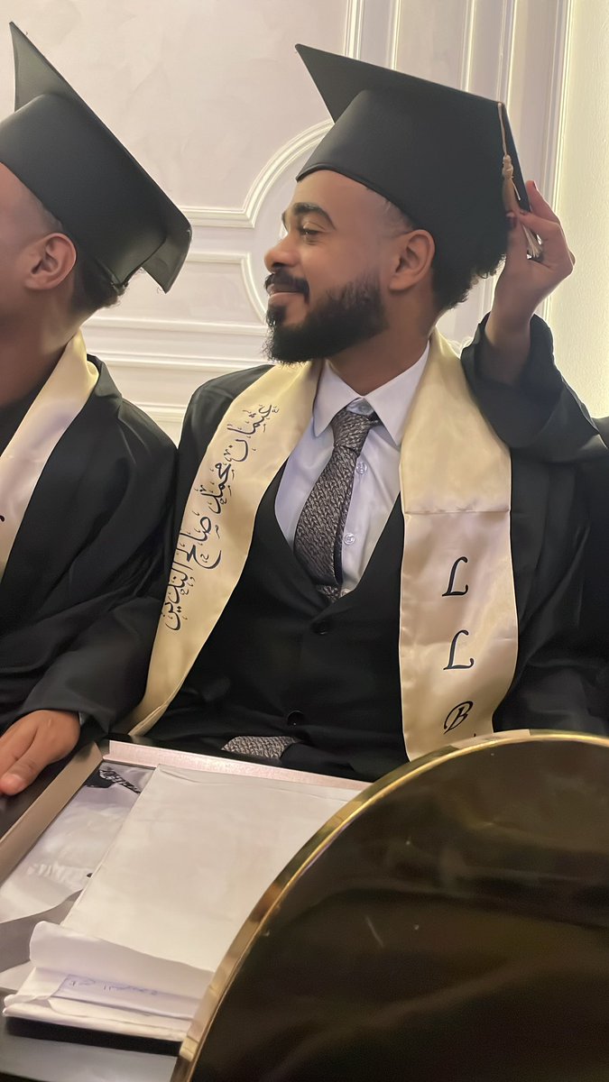 omalzzar's tweet photo. كما قال عبدالبا��ي " سبع عجاف فاضبطوا أنفاسكم .. من بعدها التاريخ يرجع أخضرا"

الحمدلله الذي بنعمته تتم الصالحات 
٢٠١٧-٢٠٢٤ 

-يوصى بمنحه درجة البكالريوس بمرتبة الشرف في القانون. 🎓 https://t.co/XcqWPFaDBX