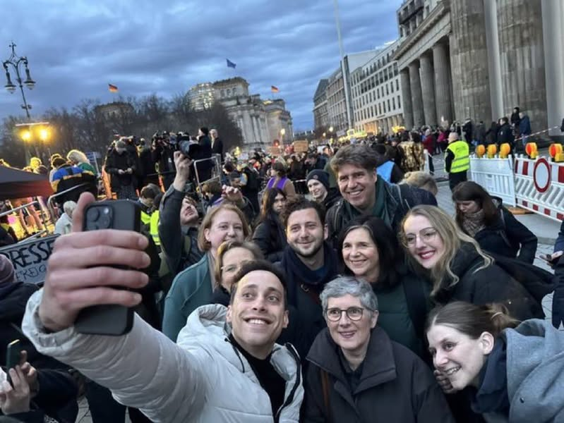 Wer die Grünen wählt, bekommt künftig noch mehr Bilder wie dieses. 

Widerlich.

bild.de/politik/inland…