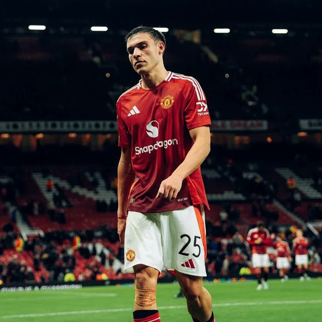 StatmanDave's tweet photo. Manuel Ugarte's game by numbers vs. Fulham:

100% dribbles completed
91% pass accuracy
7 duels won (most)
6 tackles attempted (most)
5 tackles won (most)
1 interception
1 yellow card

The Octopus. 🐙🐙🐙 https://t.co/c24UvWePbH