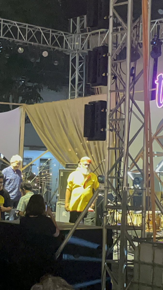 vipultalwar's tweet image. what an amazing experience to see @indianoceanband performing live yesterday at #LilFlea. Rahul ram and the band were truly magical.