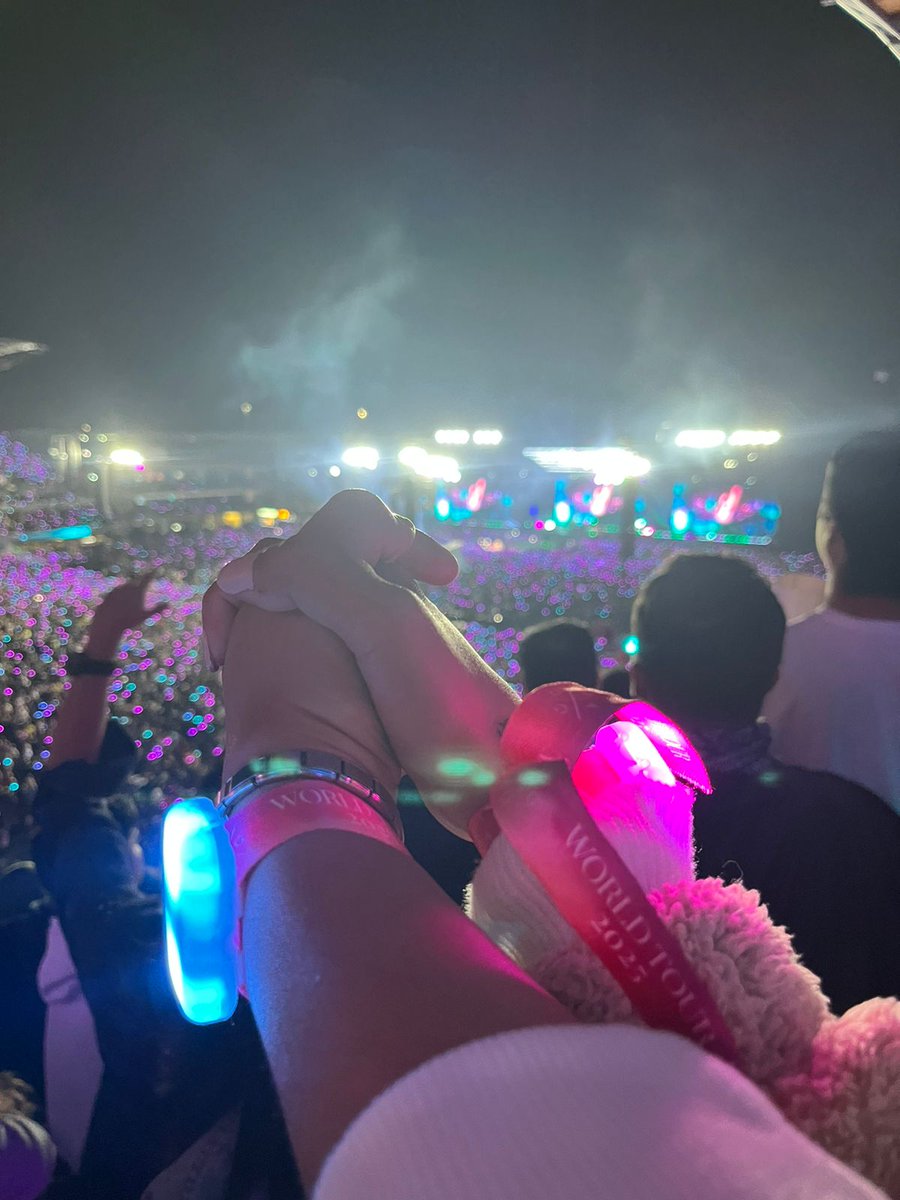 Escuchar una de las mejores
canciones a lado del amor de mi
vida, fue el sentimiento más
hermoso como cuando me dijo
que sí 😍✨️