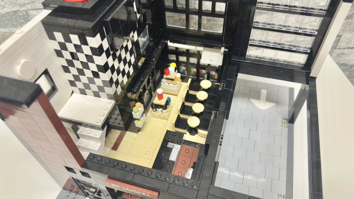 MDC_1234's tweet photo. ネットで画像を集めて見様見マネで作ったので、分からない部分やレゴには無いパーツ？もあり100％の再現ではないけど…。

途中、何度も挫折して１年以上かかりました😅 https://t.co/UkAty4Tfsm