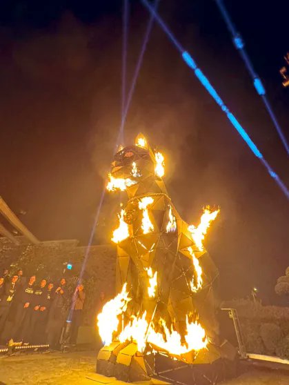 juniorbohnen93's tweet photo. Durante o Catstanbul realizado pela Jupiter na Turquia, foram queimados 30% do supply máximo ou 3 bilhões de tokens JUP. No momento da queima de tokens, este monumento de gato (mascote da Jupiter) pegou fogo!!!
#catstanbul #jupiter #solana https://t.co/8OXLMFzP3s