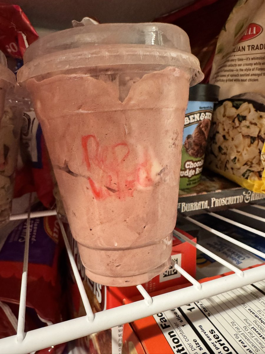 chargeboltmika's tweet photo. Me when i work at an ice cream shop and so i get to take home free ice cream

But we just changed flavors and i'm now being haunted by the streamer i used to mod for https://t.co/VdKMbgDsUS
