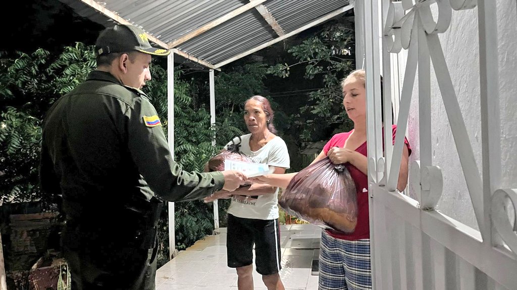PoliciaCucuta's tweet photo. El Teniente Coronel Gustavo Palacios, comandante encargado del #DistritoDos, junto a sus patrullas, lidera la socialización del cartel de los más buscados y la entrega de mercados a familias de escasos recursos en los sectores de Callejón García, Alpes y Cancha Cuatro Palos. https://t.co/1oUpoLq6IF