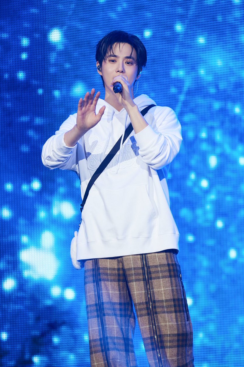 SMTOWNGLOBAL's tweet photo. 엑소 수호, 첫 솔로 투어 대미 장식! 앙코르 콘서트 ‘수:옴므’까지 성황
‘서프라이즈 선물 세트’ 완성 # 최초 공개 자작곡 # 기타 연주 # 강렬 퍼포먼스
“사랑스러운 존재 엑소엘만 있으면 진심을 다해 평생 노래할 것”

https://t.co/BBucERfF5F

#SUHO #수호
#EXO #엑소 #weareoneEXO
#SUHOMME https://t.co/HqApmNoHJJ