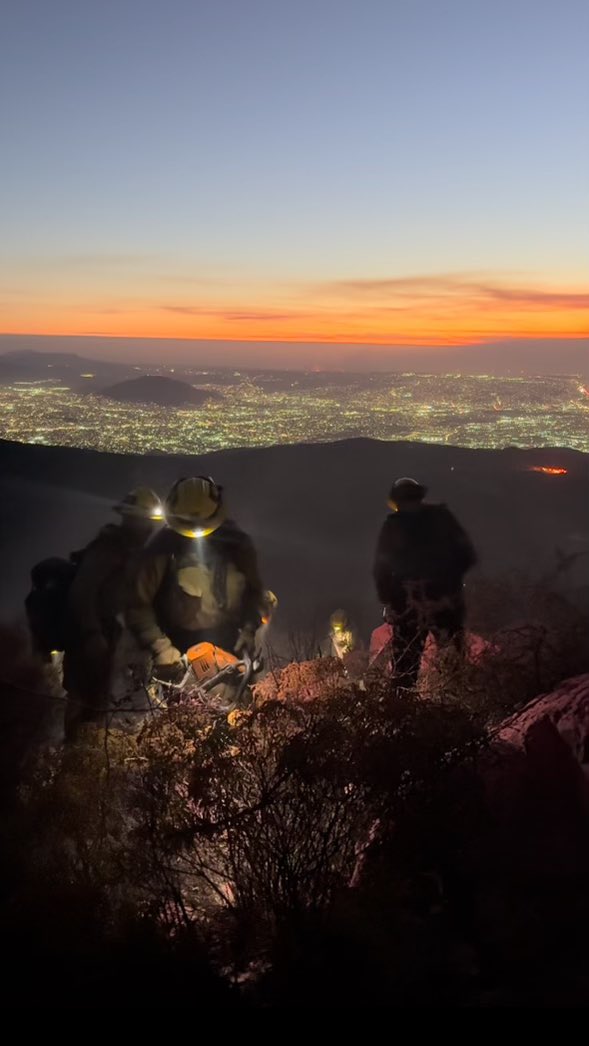 CALFIRESANDIEGO's tweet image. #Border2Fire [update] The fire remains 6,625 acres and is now 40% contained.