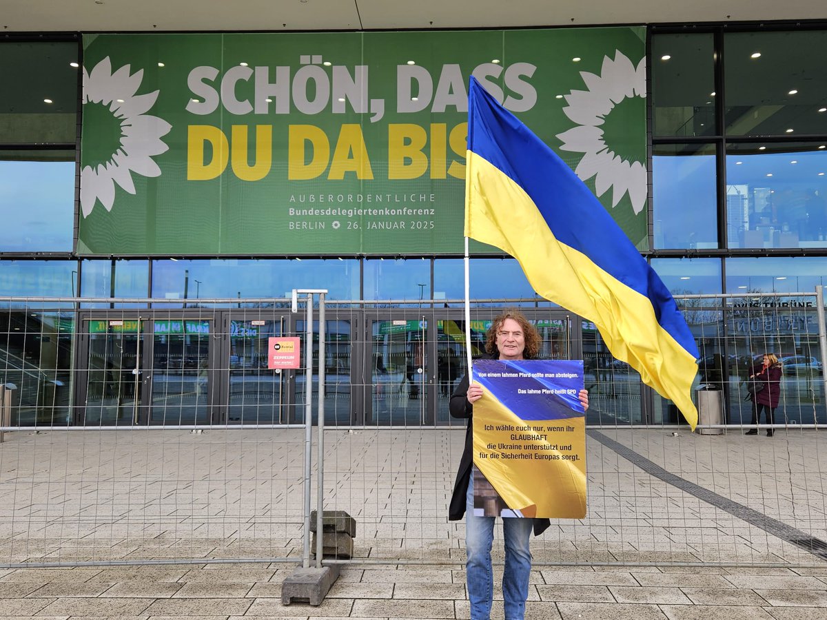 HenryLindo123's tweet photo. #B2601 #Parteitag #Grünen
@GrueneBTForum @GrueneBundestag @roberthabeck
Heute stand ich vor dem Grünen-Parteitag in Berlin.
Mir war es wichtig, darauf hinzuweisen, dass mMn derzeit das wichtigste und zentralste Thema #Sicherheit und eine massiver milit. Unterstützung der #Ukraine ist.
(Das warum kann gerne in den DruKo's besprochen werden)
Meine Erfahrungen dort waren durchmischt:
Viele sind wort- und teilnahmslos an mir vorbeigelaufen - andere mit einem kurzen Kopfnicken oder👍.
Wieder andere sind extra aus der Halle rausgekommen, um mir zu sagen, dass es sehr wichtig sei, dass ich dort stehe.
Auch habe ich einige sehr konstruktive Gespräche mit Politiker/innen aus der 2. Reihe geführt, die eigens auf mich zukamen - interessanterweise fast ausschließlich aus NRW (einmal Kiel).
Länger habe ich mit einer Ukrainerin gesprochen, die erstmalig für den BT kandidiert. Dazu mache ich noch einen eigenen Post.
Fazit:
Die Grünen sind stabil beim Ukraine-Thema! Aber auch dort muss noch Überzeugungsarbeit geleistet werden.
PS
Sehr berührend war die Begegnung mit einer älteren ukrainischen Passantin, die nichts mit dem Parteitag am Hut hatte. Wir unterhielten uns länger über Google-Übersetzer und ein wenig in Deutsch.
Sie bedankte sich mehrmals mit Tränen in den Augen, dass ich dort stehe. Auch in mir stiegen die Tränen hoch.
PPS
Auf die Dauer war es saukalt. Ein großes Danke an den jungen Mann im Tagungsteam, der eigens zu mir rauskam, um mir einen heißen Kaffee zu bringen! ❤️
Und auch an @OrowjewK für Support & Zuspruch.
PPPS
Mit der @polizeiberlin war es anfangs wieder schwierig. Die sagten mir, ich solle mich doch bitte zu einer Gruppe dort protestierender HAMAS-Fans stellen.
Nach meiner Weigerung wurde dann geduldet, dass ich mich ganz an den Rand der Protestierenden gesondert hinstellte - allerdings recht weit weg von den anreisenden Delegierten. Es fielen auch Worte, wie "Sie sind ja auch schon bei uns bekannt."
Nach einem SEHR langen, anstrengenden hin und her, kam dann der Einsatzleiter, Herr Kleidermann, zu mir, der mich durch seine ruhige, zugewandte, respektvolle, konstruktive Art, echt beeindruckt hat. DANKE dafür!
Danach konnte ich mich direkt an den Absperrzaun stellen. Da waren allerdings viele Delegierte schon in der Halle.