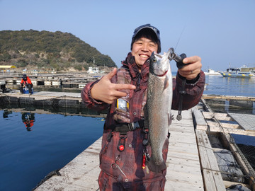 ANGLERS_GROUP's tweet photo. 【スタッフ釣果】

今年も #水宝 さんで釣堀サーモン開始!!
各店スタッフから釣果報告が続々届いています。
昼時に美味しそうな画像添付は空きっ腹に響く!!

まるは釣具明石店
https://t.co/R9RyvWpJvg https://t.co/Fek9i5IAg0