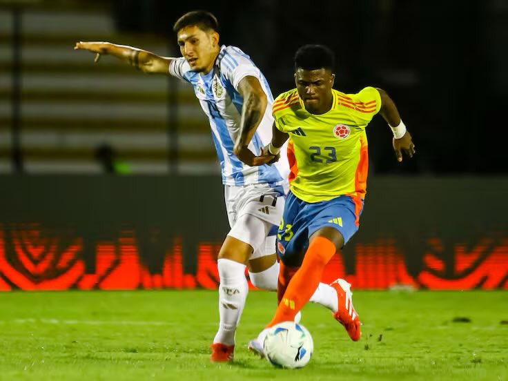 MundoMillos's tweet photo. #NEISER 🇨🇴 Así le fue al extremo de Millos🔵⚪️ hoy:
⏰90 mins jugados
👟30 toques, 11 pases
🔥2 ocasiones creadas
💪🏻9 duelos disputados, 6 ganados
🦵🏻2 faltas recibidas
✅Calificación de 7.1
📸 EFE https://t.co/SXBy7vSIEG