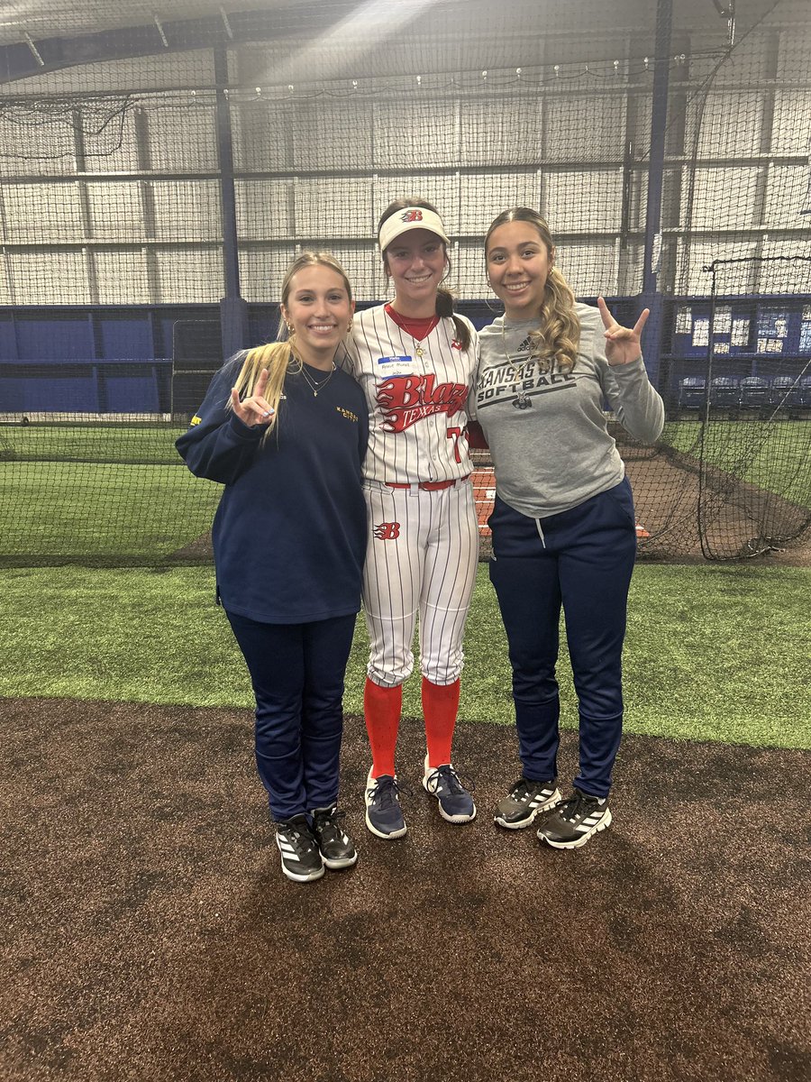 AnnieMunoz77's tweet photo. 💙💛🦘#roosup @kcroossb @KStokes10 @Josie_Tofpi @CodyBarham @18UNTXBlazeGold @JustyneZabala @AbbyJamros https://t.co/koTQ4eftsd