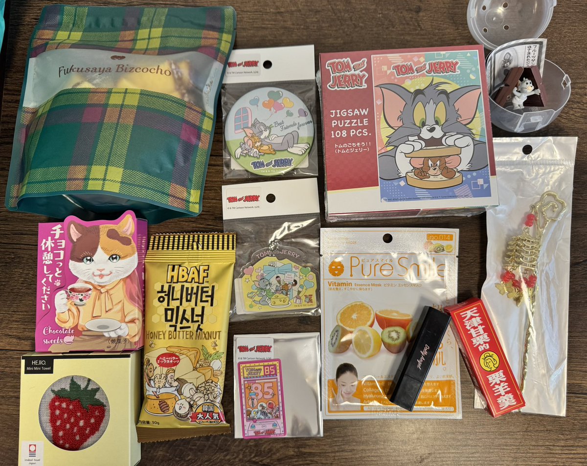 Bishi_Tomo's tweet photo. おはようございまプゥ！

昨日、ちーまちゃビシの新年会に
ご参加いただきました皆さま
ありがとうございました🥰

スペシャルゲストに
アッコも参加となり
アッコファンには
たまらなくテンションの上がる
時間だったのではないでしょうか？

私もとっても
楽しませていただきました😊

ビシをよく知らない方にも
ビシって意外と
いろんなことをやってるのね！！😳

ビシの耳👂
恐ろしく柔らかい！！😱💦

結婚に至るまでの
おもしろエピソード🤣

TPDのオーディション合格までの話

TPDを辞めちゃった理由
そして、今、TPDのメンバーとして
新たに活動できてる気持ちetc

時間が2時間では
伝えきれなかったけれど

約30年の時を超えて
思いをぶちまけることができましたw

5期生で終わった私だから
私を知らない方に
ビシってこんな人を
知っていただきたい！

ずっとそう思ってたから
その夢を1つ叶えることができました

今年の1つの夢は
このXのフォロワーを
100にしたい！😆

Facebookのフォロワーは
2000を超えてるから
そこから引っ張ってくるのは
すごく簡単なこと

けれど、身内や友達ではなく
Xはファンの方のためにある
アカウントでありたくて
コレからも他のSNSには公開せず
コツコツと努力していきます

プレゼントも
たくさんいただきました🩷✨🫶
トムジェリグッズは
違うテンションのスイッチ入るーっ！

雅ちゃんから
トムジェリのガチャ
貰ったんだよ🤭💕
雅ちゃんが
ガチャを回す動画付で🤣🫶

どのプレゼントも
私たち3人を想いながら
選んでくださったんだなぁ〜って
思うと本当に
ありがたいなぁ😌💕✨と感じます

30年ぶりのファンレター
なんか良いわぁ〜🥰
初めてファンレターを
いただきた時の感動を
思い出しました😆

コタッキーさんのイラストも
うれしくて🤩🤩🤩

みなさん
本当にありがとうございました✨

あらヤダ
泣けてきちゃうわぁ😭🩷歳ねぇw

それではこれから
私は史ちゃんのところに
行ってきます😄💕

マハラジャライブ
1回切りの公演だから
必ず皆さんチケットGETしてね！

本当に私が客席で観てたい！！
と心から思うライブになるから！！

#ひとりTPD
#東京パフォーマンスドール
#マハラジャ六本木