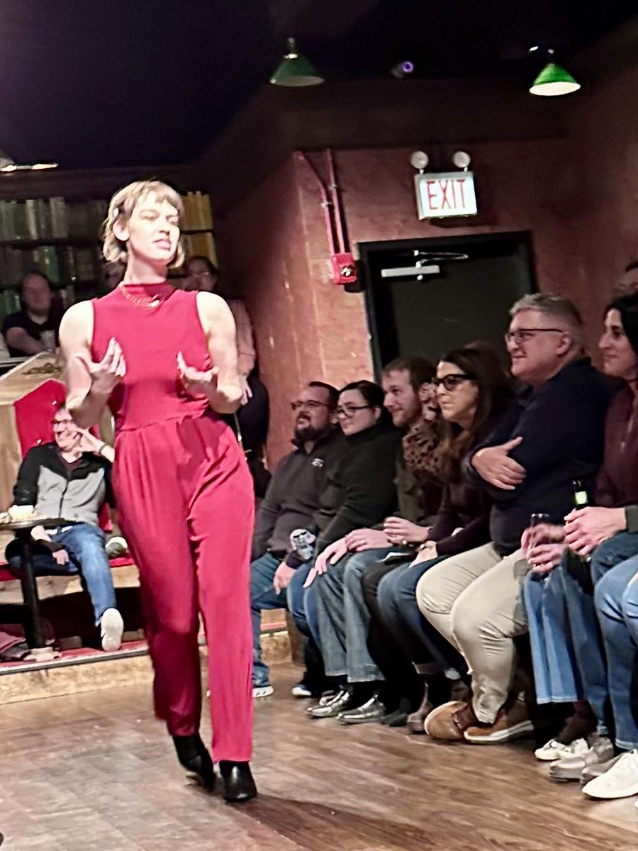 fishmornings's tweet image. Such a great time this weekend hanging out with my brother and sister-in-law in Chicago. Good food, funny play, and checked out a bunch of open houses to see what’s going on in the city.