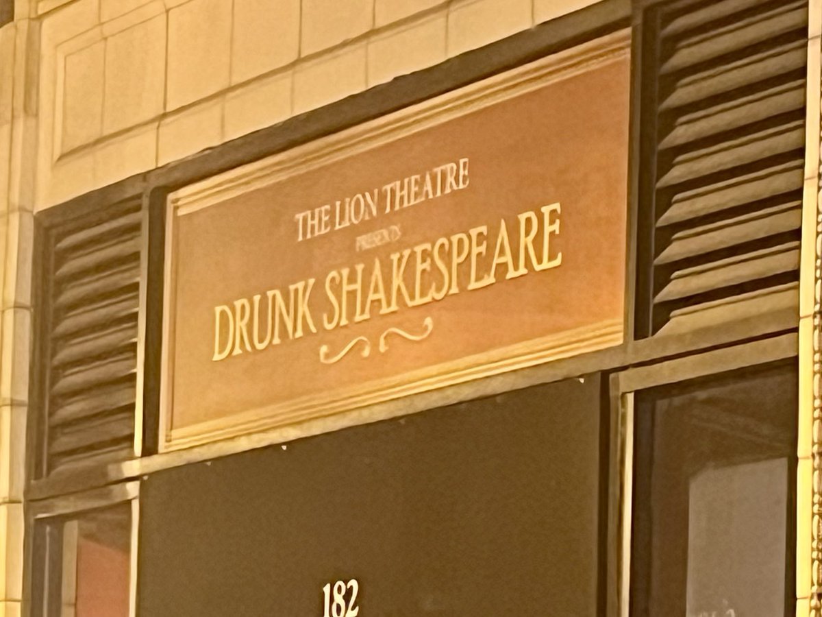 fishmornings's tweet image. Such a great time this weekend hanging out with my brother and sister-in-law in Chicago. Good food, funny play, and checked out a bunch of open houses to see what’s going on in the city.