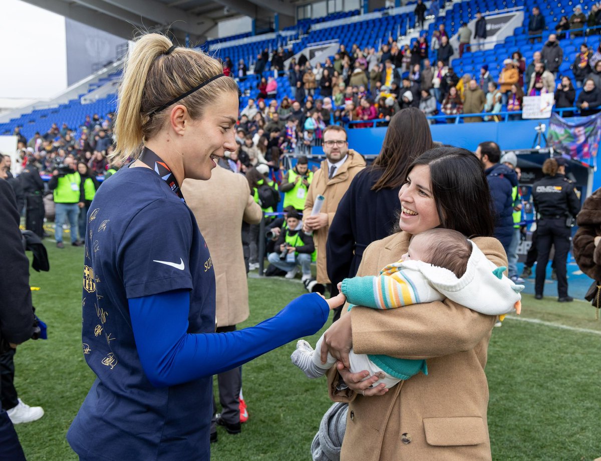 futpro_es's tweet photo. Volvemos a un estadio después de un parón muy especial 🐣

#conciliacion #futpro #futbolfemenino https://t.co/iNCkipFafc