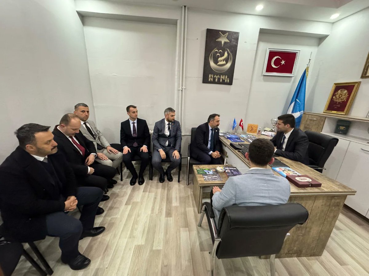 ArtUlkuOcak's tweet photo. Ülkü Ocakları Genel Başkanımız Sayın Ahmet Yiğit YILDIRIM beyefendi Ülkü Ocakları Artvin İl Başkanlığımızı ziyaret ettiler. Türk gençliğinin; eğitimde, bilimde ve sanatta daha ileri noktalara ulaşması ve geleceğe emin adımlarla kendisini hazırlaması adına yaptığımız projeler https://t.co/5C43CZT5BL