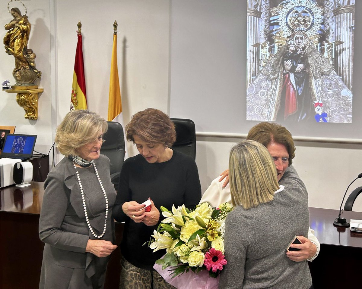 HdadVirgenMar's tweet photo. En el Santuario y acompañada por familiares, amigos y representantes de toda la sociedad almeriense nuestra querida hermana Concha Alarcón recibió un emotivo reconocimiento que continuó con una gran celebración en la Casa de Espiritualidad “Reina y Señora” de Aguadulce. https://t.co/BOww0TOQUS