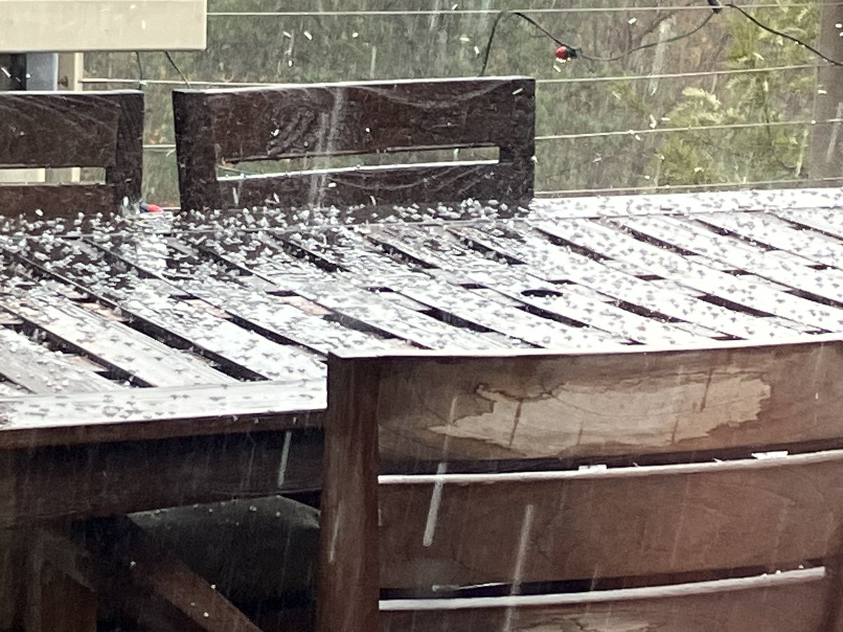 So much for last night's "gentle rain"—Laurel Canyon just got pummeled by a full-on thunderstorm w/hail. This is exactly what is NOT needed in the burn areas around Malibu, Altadena and the Palisades, causing mud flows and flash floods. #LAFirestorm2025