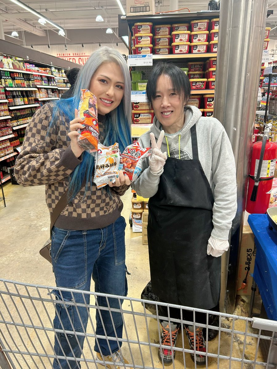 giulia0221g's tweet photo. My beloved Sumie-san🫶🏼

Today, she was selling okonomiyaki at Lotte Plaza Market!

Has everyone ever tried Japanese okonomiyaki before? https://t.co/ON1CmQ724a