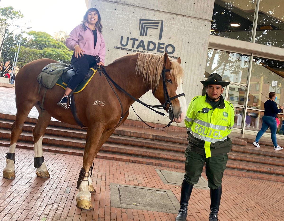 PoliciaBogota's tweet photo. ¡Volvemos a clases con seguridad!

En la Universidad Jorge Tadeo Lozano, el Grupo de Policía Comunitaria lideró la actividad “Regreso a Clases” en la localidad de #Candelaria, promoviendo la importancia de la seguridad en entornos educativos. #TrinomioDeLaSeguridad https://t.co/WccXQn6qXX
