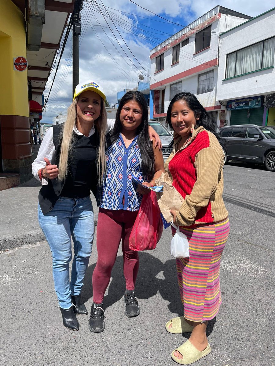 KarlaRoseroV's tweet photo. La vinculación con nuestra gente fortalece los objetivos que tenemos 🫂. Ustedes son la mayor motivación en el camino hacia un mejor #Ecuador🇪🇨. Con su apoyo abrazamos las ideas de libertad. #KarlaRoseroNoImprovisa #tilleriapresidente2025 #karlaroserovicepresidente #karlavice #reseteodelsistema #noimprovisamos #lagrandevoluciónestáporllegar