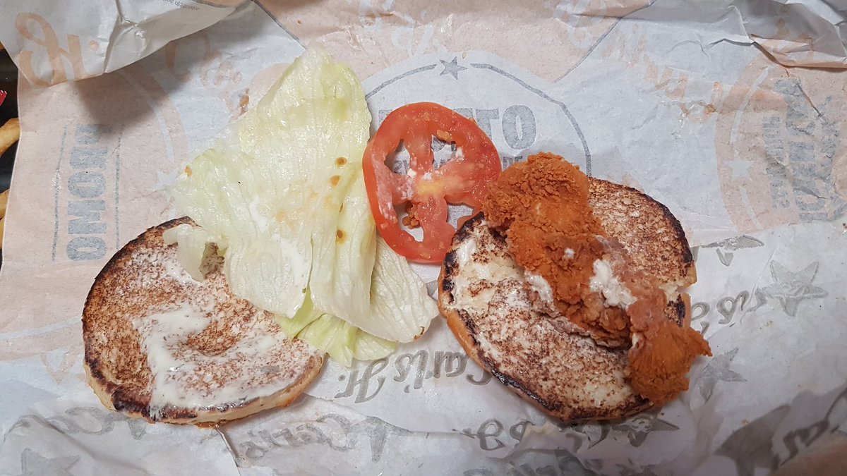 daaeed's tweet photo. @CarlsJrMx que paso aquí? mi orden fue un Swiss bacon chicken sandwich y me entregaron esto? una tira de tender en un pan con verdura y sin tocino. https://t.co/bcaDvcD6Cw