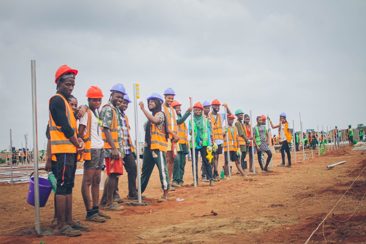 Tito_Art19's tweet image. “Week 3” 2025
Started this week with collection of sand  and granite and die casting of galvanized pole then plum to know if the poles are straight and aligning 

Photo by me📸

#EYiA #eyiaprestige  #mastercardfoundation
