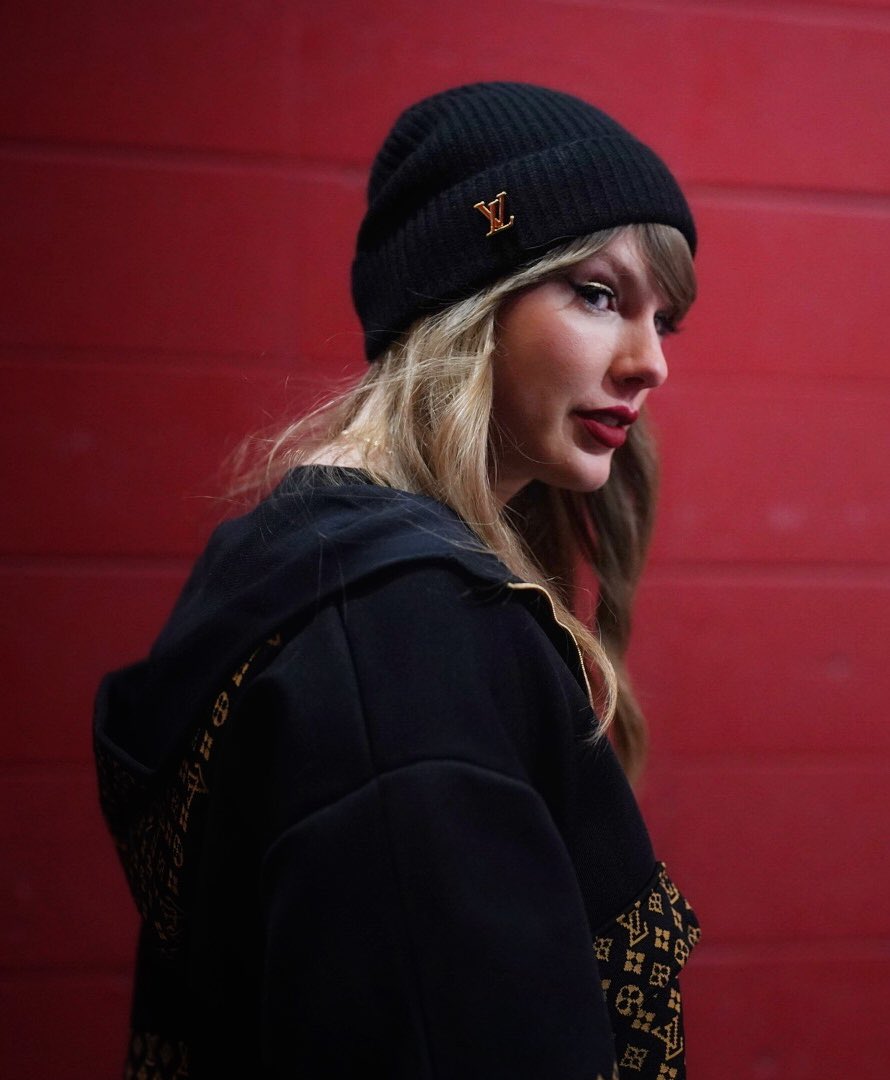 Bessex_Joshua's tweet image. Taylor Swift arrived at Arrowhead ahead of #Billsmafia taking on #ChiefsKingdom in the #AFCChampionship.

@TBNSports @kfitz134 @JaySkurski @ryanohalloran @gggaughan