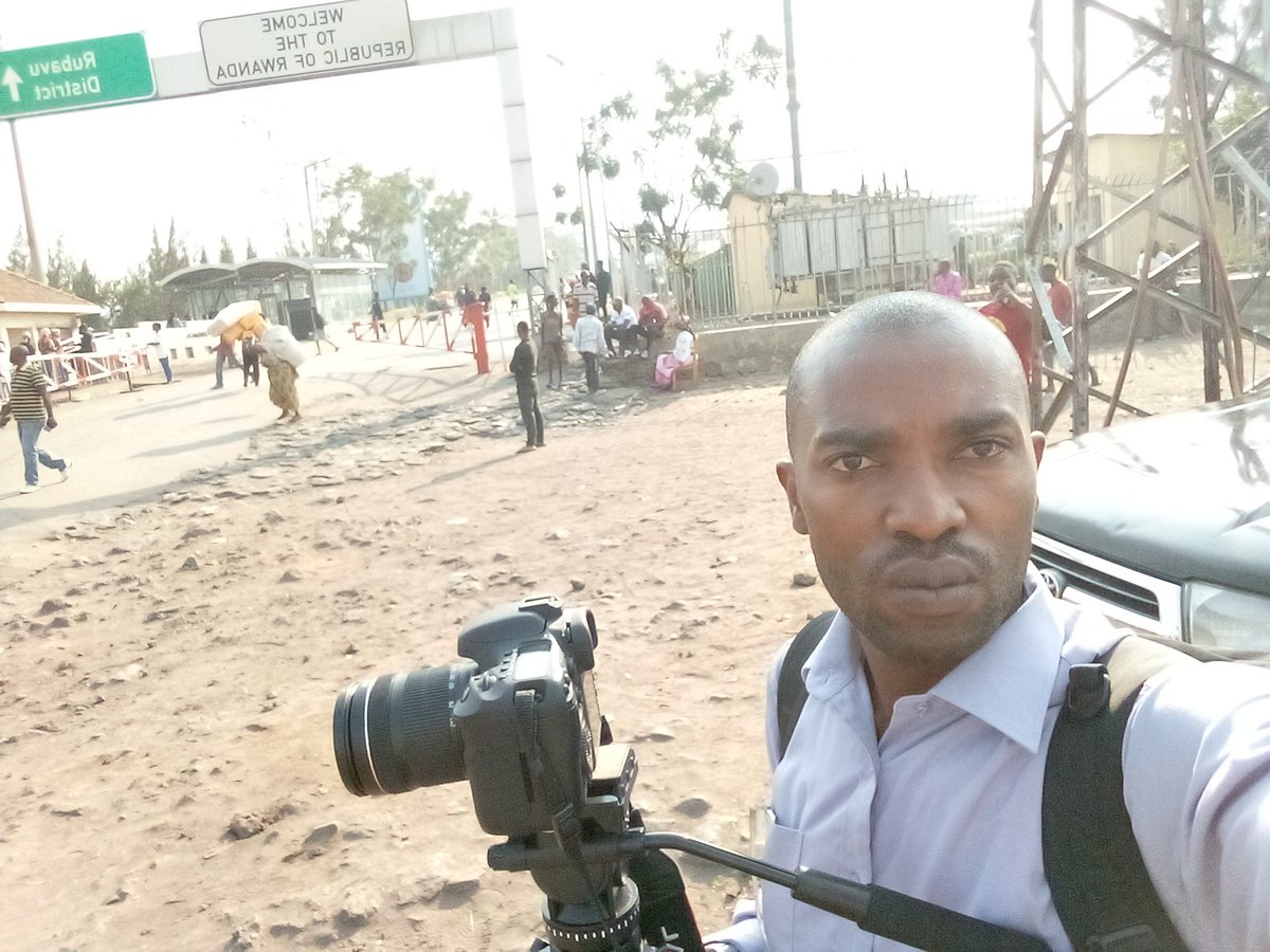 SugiraMireille's tweet photo. Hey @michombero,

Je suis plus jeune que toi, mais laisse-moi t'apprendre un truc, tu vois ? Duniya ni muzunguruko kabisa ! Hier, c’était le M23 qu’on exigeait de cantonner à Sabyinyo, et aujourd’hui, c’est le M23 qui demande que les FARDC soient cantonnées au stade de l’Unité,à 03:00 du matin. 😂

La propagande, servir la haine pour quelques dollars… ça ne sert à rien!
