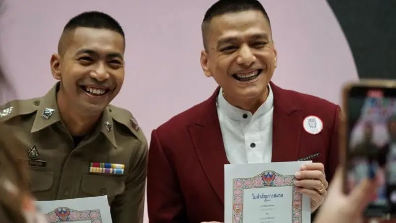 AtrapadaPodcast's tweet photo. 🎉 Tailandia hace historia: Entra en vigor el matrimonio igualitario, posicionando al país como un referente en Asia para los derechos LGBT.

🌈 ¡Un paso hacia la igualdad!
https://t.co/DmCb3lfPdw

#MatrimonioIgualitario #LGBTQIA #AmorEsAmor https://t.co/e0WPPpne6t