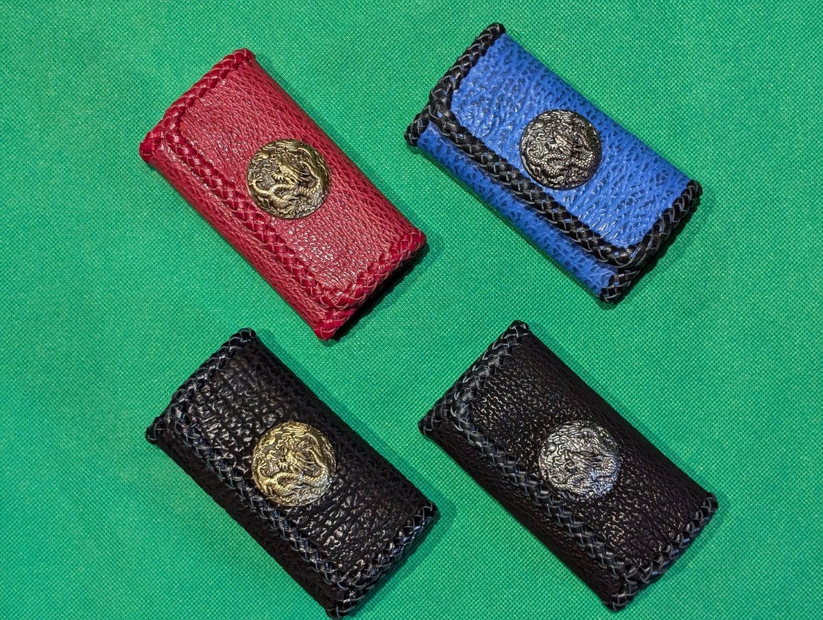 sharkskesennuma's tweet image. 1/26(日)
2025年営業21日目
手縫い【ドラゴンコンチョ付きキーケース】入荷。
ブラック2点は即日完売🙇
他のキーケースも入荷しています。
シャークスオンラインショップ是非ご覧くださいね☺️
sharksjapan.shopselect.net

#サメ革 #sharkskin #キーケース