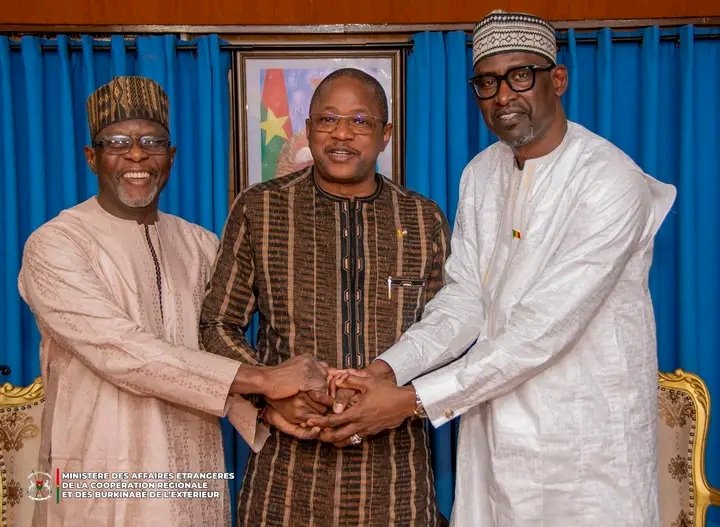 Burkina Diplomatie (@burkinamae) on Twitter photo #Communiqué de presse issu de la réunion des <a href="/ministres/">Ministres gouv. | Fr</a> des @Affaires étrangères de la #Confédération des États du Sahel (#AES) sur les formalités de #séparation de l'AES de la CEDEAO.
Réunion tenue ce dimanche 26 janvier 2025 à Ouagadougou. #Communiqué de presse issu de la réunion des <a href="/ministres/">Ministres gouv. | Fr</a> des @Affaires étrangères de la #Confédération des États du Sahel (#AES) sur les formalités de #séparation de l'AES de la CEDEAO.
Réunion tenue ce dimanche 26 janvier 2025 à Ouagadougou.