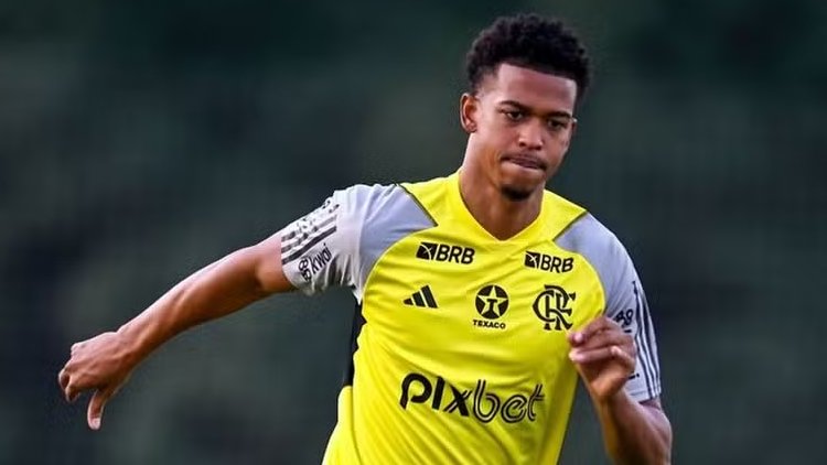 matheusleal1's tweet photo. Perto de emprestar Carlinhos ao Vitória, o Flamengo vai em busca de um substituto para compor o elenco. 

A ideia da diretoria é buscar a famosa "oportunidade de mercado" por um atleta que se encaixe no estilo de jogo do técnico Filipe Luís.

A decisão de negociar o Carlinhos acontece a partir de uma avaliação do diretor José Boto e da comissão técnica, que enxergam o atacante abaixo do nível tático e físico para um atleta do Flamengo.

É uma decisão mais tática do que técnica. Carlinhos demonstra muito boa vontade de aprender, mas tem dificuldade de executar taticamente o que se pede.
