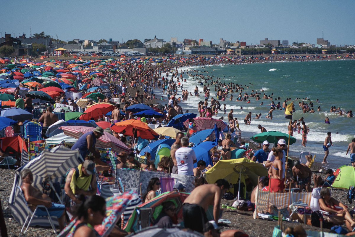 Playa Unión explotó este finde ☀️ 

Más de 40.000 personas disfrutaron del sol, el mar y todas las actividades que ofrece nuestra querida villa balnearia.

 ¿Vos estuviste ahí? 

#PlayaUnión #Rawson #Verano #VeranoArgentino #Turismo #Chubut